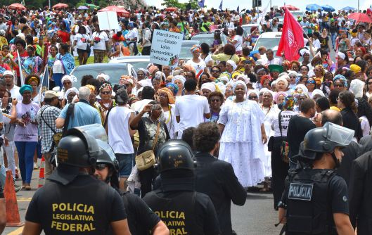 Brasília - Manifestantes acampados no gramado do Congresso Nacional entraram em confronto com integrantes da Marcha das Mulheres Negras durante passeata contra o racismo e a violência (Antonio Cruz/Agência Brasil)