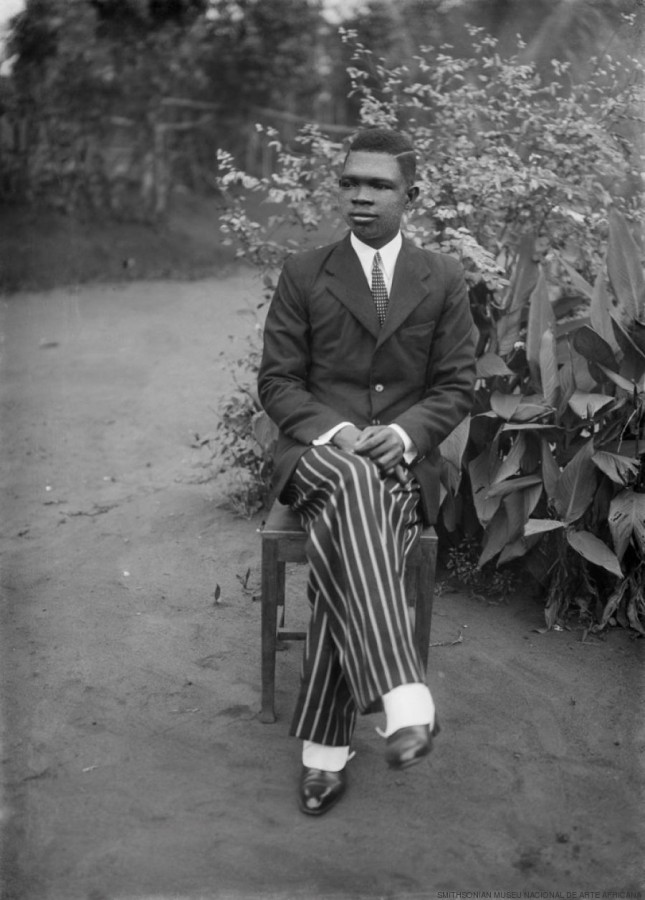 Alonge - autorretrato - sentado, c. 1942