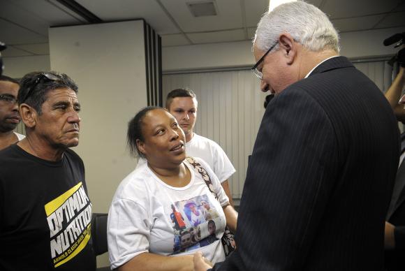 Monica Aparecida Santana Corrêa, mãe de Cleiton, uma das vítimas, cumprimenta o procurador-geral de Justiça do Rio de Janeiro, Marfan Vieira, e diz que está em pé à base de remédioseFernando Frazão/Agência Brasil
