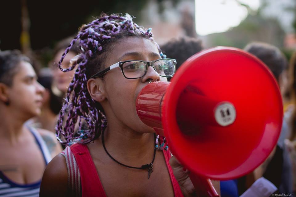 http://nosmulheresdaperiferia.com.br/noticias/a-policia-me-apalpou-disse-que-ia-cortar-minhas-trancas-e-me-chamou-de-macaca-andreza-delgado-educadora-em-luta/