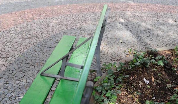 Grade que chegou a ser instalada em Porto Alegre para evitar população em situação de rua (Bernardo Jardim Ribeiro/Sul21)