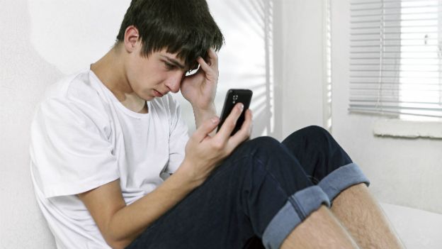 Os adolescentes crescem pensando que não responder a uma mensagem é algo normal (Getty)