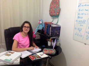 Sofia teve uma ajuda de peso ao estudar com o pai, que é estudante de medicina (Foto: Divulgação/Sofia)