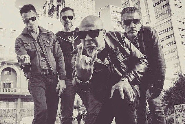 Clemente (liderando os Inocentes), um dos poucos negros do rock nacional dos anos 80