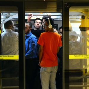RR_Metro-lotado-apos-aumento-de-380-na-tarifa-2016_11012016004-310x310