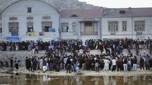 150322203417_sp_multidao_mulher_espancada_624x351_ap