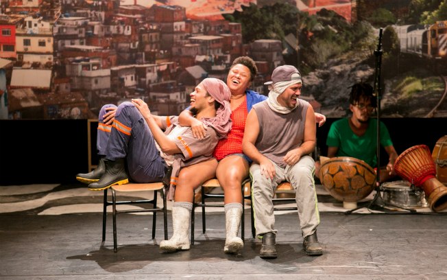 Annelize Tozetto/Divulgação Cia Marginal apresentando a peça 'Eles Não Usam Tênis Naique' no Festival de Teatro de Curitiba