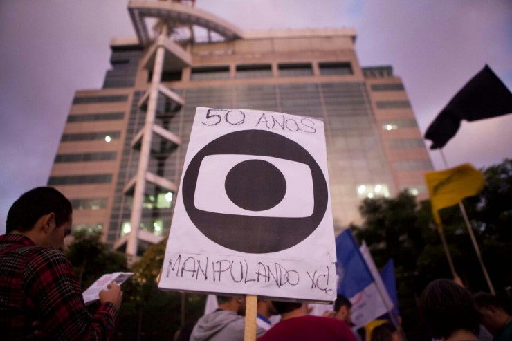 16-04-23-Globo-50-Anos-Enganando-Protesto-e1461504959467