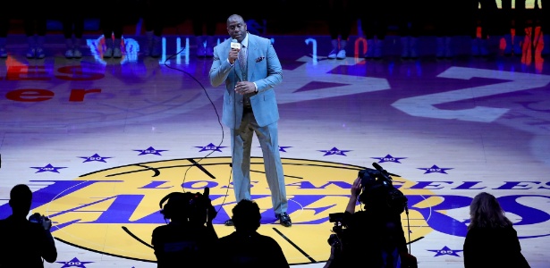 magic-johnson-presta-homenagem-a-kobe-bryant-antes-de-partida-de-despedida-do-jogador-1460604848503_615x300