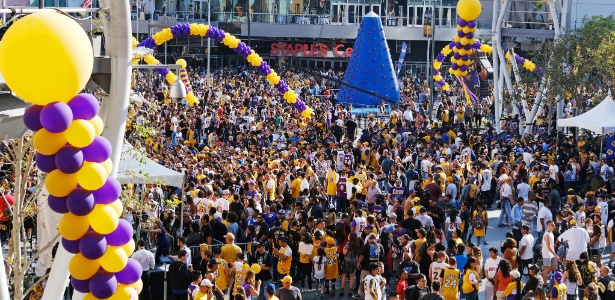 torcida-antes-da-partida-de-despedida-de-kobe-bryant-1460607316964_615x300