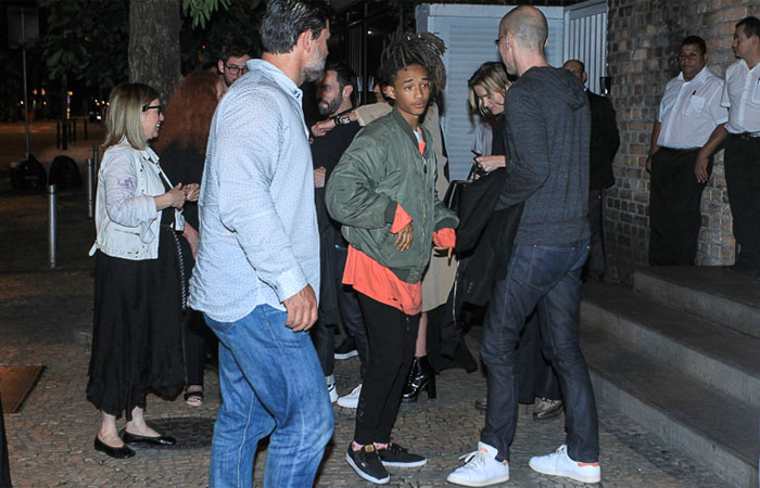 Jaden Smith curte jantar em restaurante do Rio de Janeiro