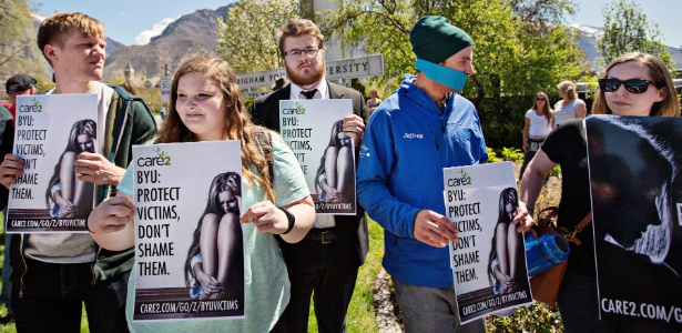 protesto-nos-portoes-da-brigham-young-university-pela-maneira-como-a-instituicao-reagiu-as-denuncias-de-estupro-feitas-por-algumas-estudantes-em-provo-utah-eua-1461769806005_615x300