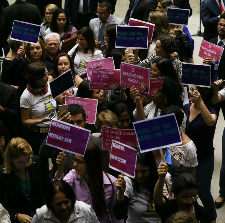 LM_Parlamentares-e-representantes-femininas-fazem-protesto-contra-Cultura-do-Estupro-Senado_0051