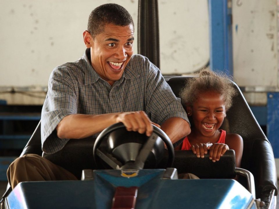GTY_barack_obama_sasha_bumper_car_2007_jt_150621_4x3_992