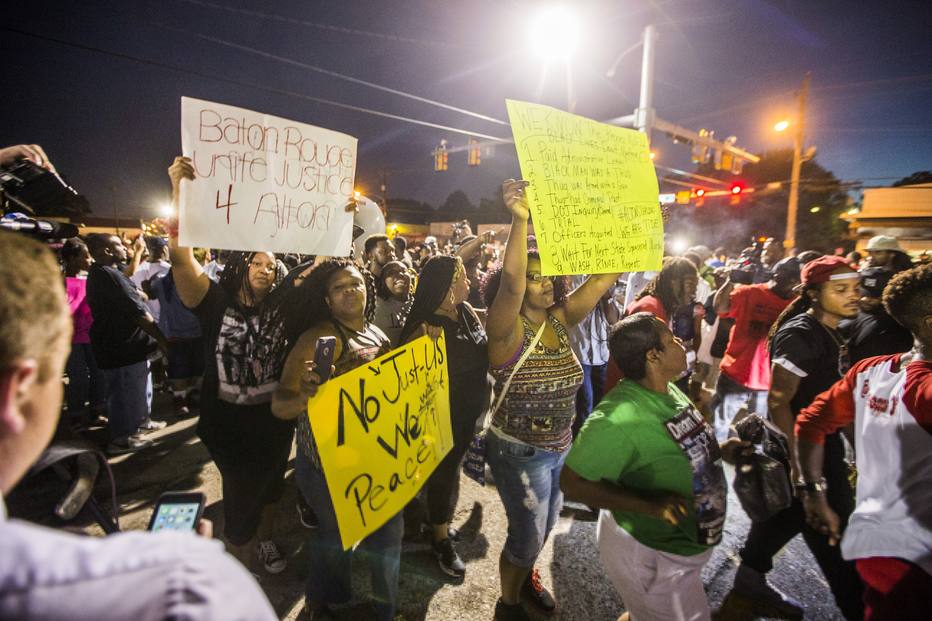 BATON ROUGE, LA -JULY 06: Protester march to the convenience store where Alton Sterling was shot and killed, July 6, 2016 in Baton Rouge, Louisianna. Sterling was shot by a police officer in front of the Triple S Food Mart in Baton Rouge on Tuesday, July 5, leading the Department of Justice to open a civil rights investigation. Mark Wallheiser/Getty Images/AFP == FOR NEWSPAPERS, INTERNET, TELCOS & TELEVISION USE ONLY ==