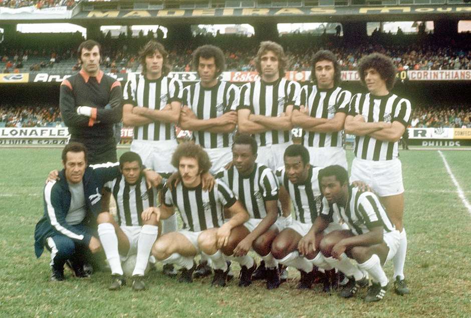 FUTEBOL - EDU - ESPORTES - ACERVO - Os jogadores do Santos em pé(da esquerda para a direita): O goleiro Cejas, Hermes, Carlos Alberto Torres, Marinho Peres, Clodoaldo e Zé Carlos - Agachados: Jair da Costa, Brecha, Eusébio, Pelé e Edu, antes da partida contra o Corinthians, válida pelo Campeonato Paulista de 1973 - Estádio Cícero Pompeu de Toledo(Morumbi) - São Paulo - SP - Brasil - 22/07/1973 - Foto: Acervo/Gazeta Press