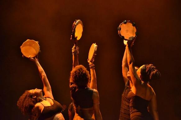 2. Foto do espetáculo cênico-musical NEGRA.A_A Luta tem que Parar!. Capina, 2015. Foto: Evandro Parreira / Revista.