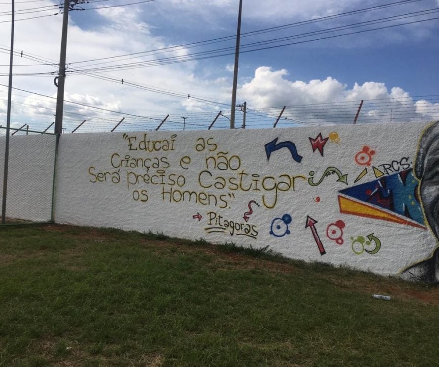 Além dos desenhos, o muro da escola ganhou a frase atribuída ao filósofo e matemático grego Pitágoras. "Educai as crianças e não será preciso castigar os homens".