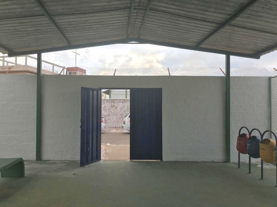 Parede que abrigava rosto e frase de Nelson Mandela foi pintada de branco após projeto piloto de educação militar no CED1