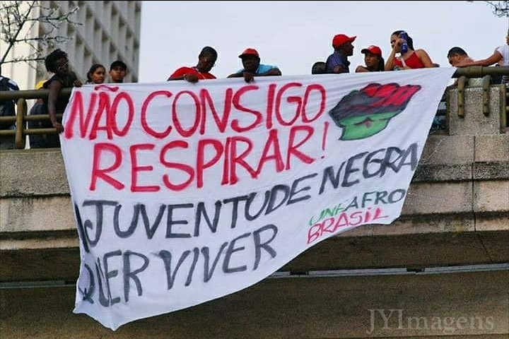 Faixa com os dizeres: "Não Consigo respirar" pendurada no viaduto do chá em São Paulo