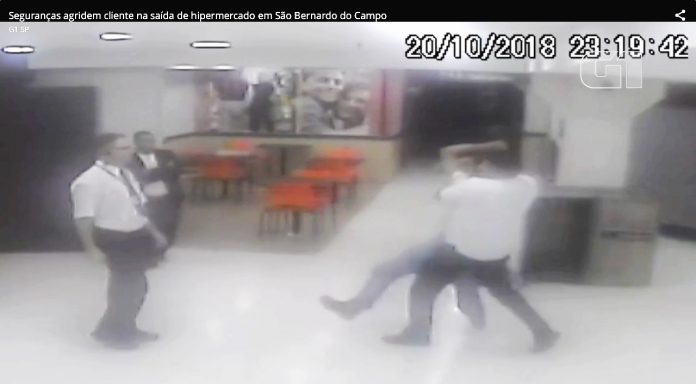cliente sendo arrastado por seguranças no Carrefour