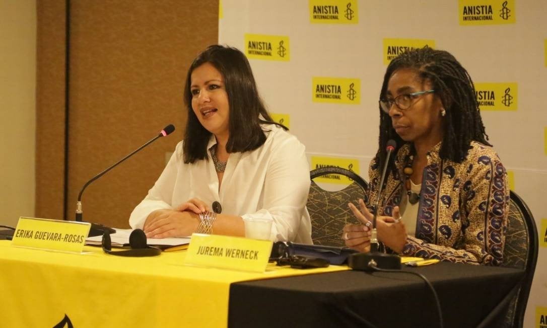 A diretora da Anistia Internacional para as Américas, Erika Guevara-Rosas (à esquerda), e a diretora executiva da Anistia Internacional Brasil, Jurema Werneck ( à direita)