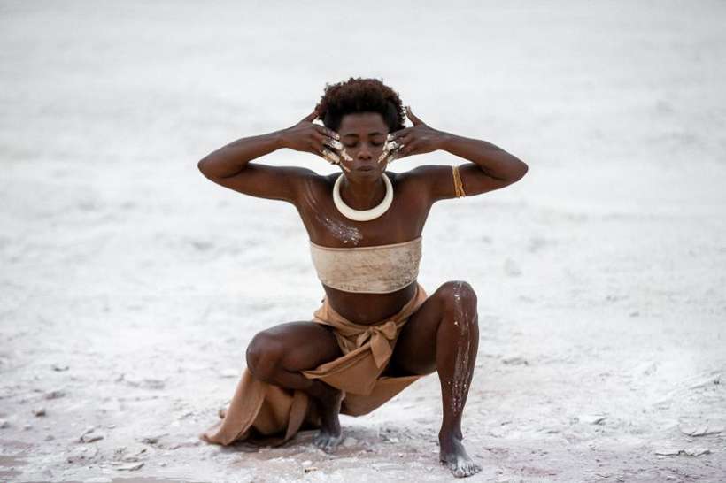 Nãnan Matos, mulher negra, caracterizada para a sua apresentação