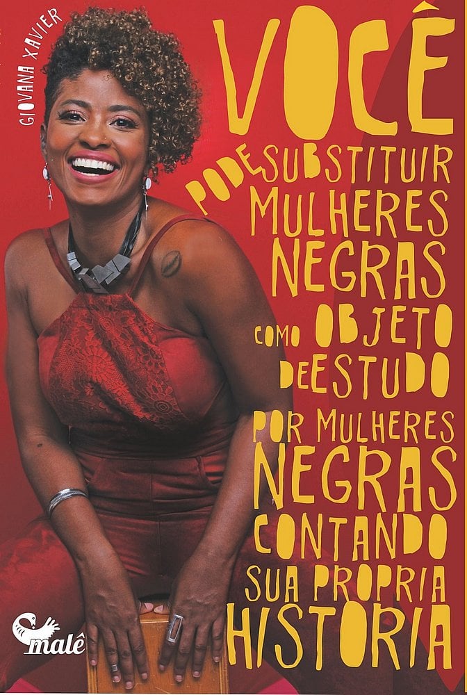 Capa do livro de estreia de Giovana Xavier , onde mostra ela sentada sorrindo e ao lado o título do livro 'você pode substituir mulheres negras como objeto de estudo por mulheres negras contando sua própria história'