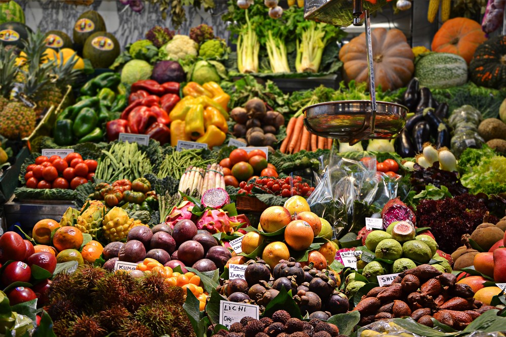 Fotos de vários legumes em uma bancada de feira