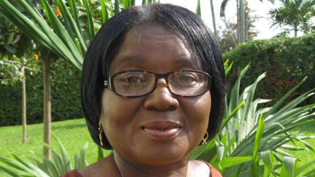 Elizabeth Ohene- mulher negra, de cabelo liso e curto, usando óculos de grau- olhando para frente