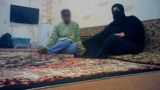 Uma jovem de 16 anos traficada da Guiné, sendo oferecida à equipe da BBC