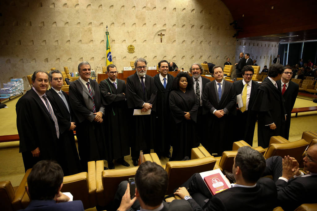 A advogada Silvia Souza em meio aos seus colegas, todos homens brancos
