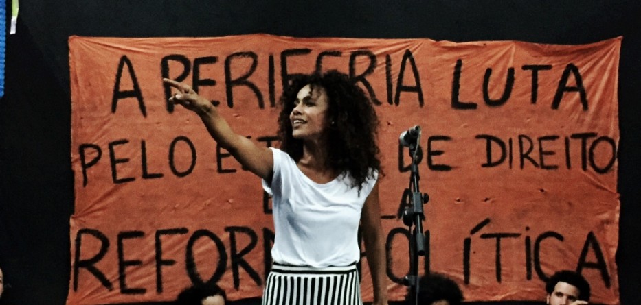 Naruna durante uma apresentação