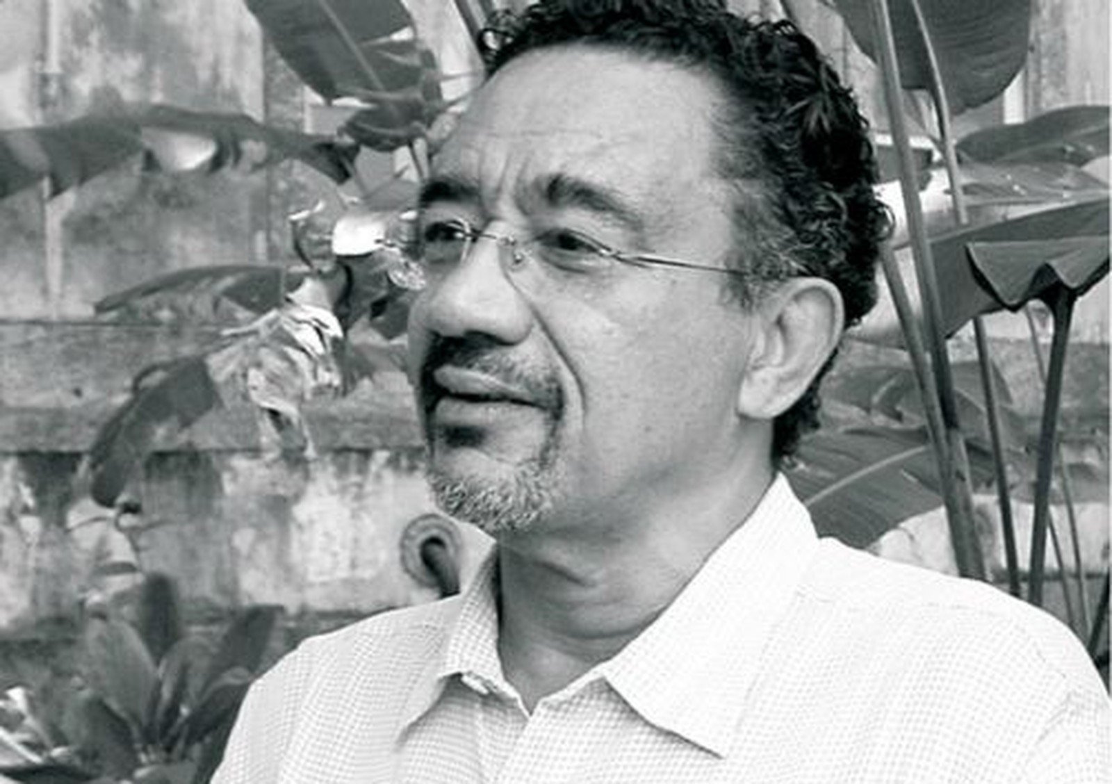 Foto em preo e branco de Muniz Sodré - homem idoso negro, usando óculos de grau