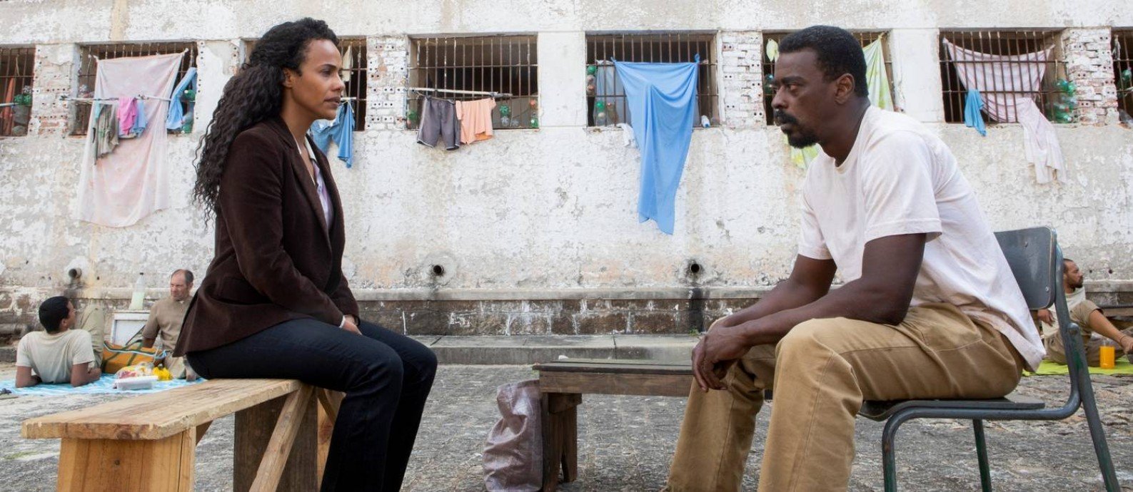 Naruna Costa e Seu Jorge em cena em Irmandade