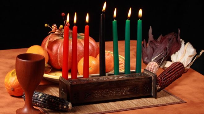Velas acesas em volta de comidas
