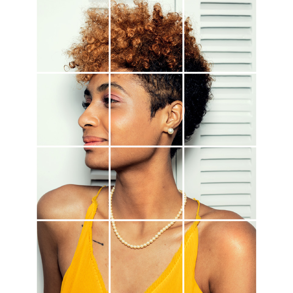 Stephanie Ribeiro- mulher negra de cabelo curto, vestimco regata amarela- em pé olhando para o lado