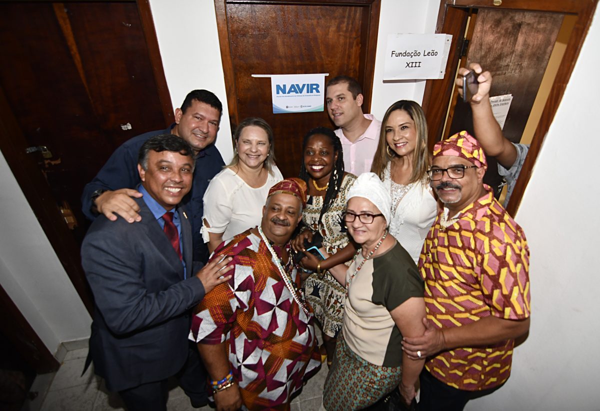 Foto com um grupo de pessoas, com homens e mulheres, na inauguração do Navir