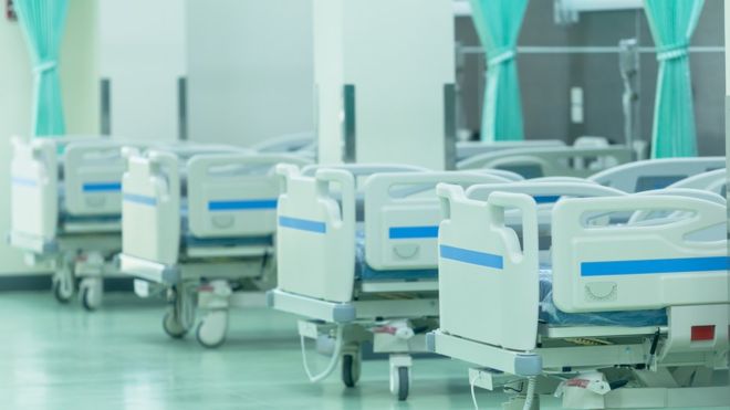 Foto de macas em um hospital
