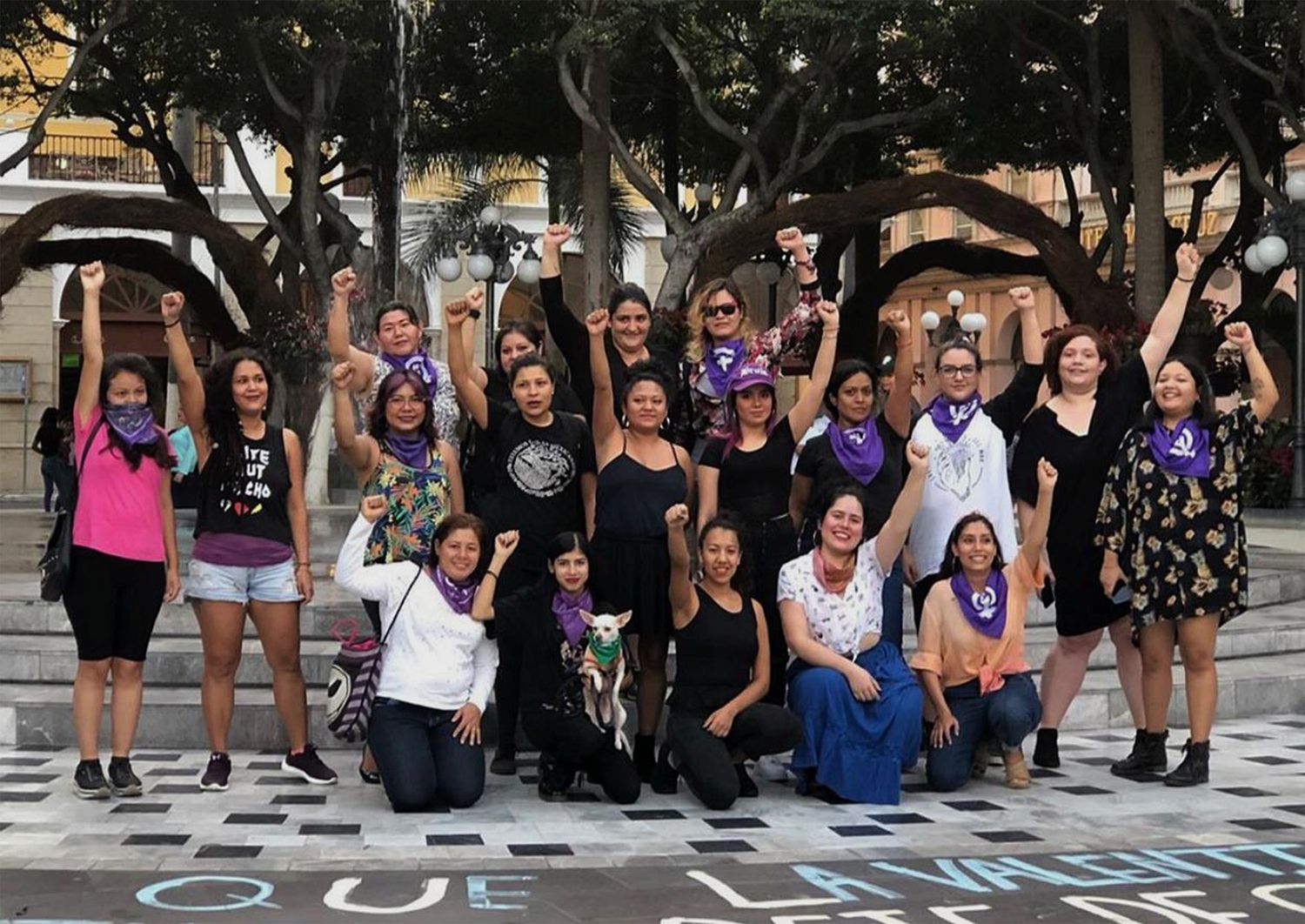 Varias mulheres posando para foto