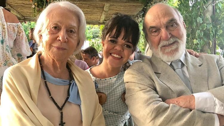 Juliana Caldas entre Fernanda Montenegro e Lima Duarte, nas gravações de O Outro Lado do Paraíso