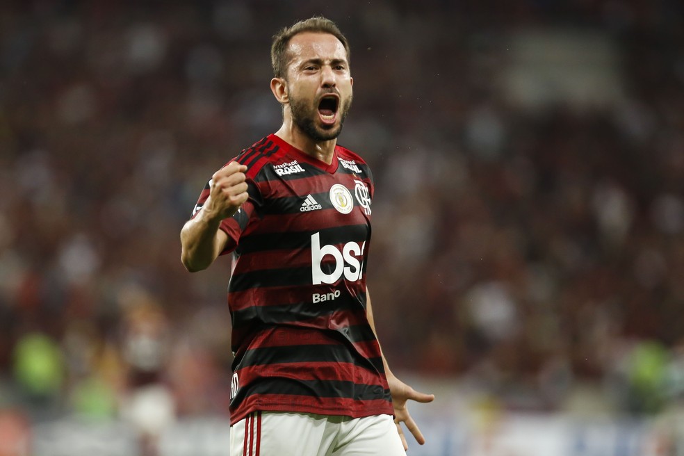 Lives e visitas a favelas: como Everton Ribeiro se ...