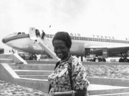 Brasil, Campinas, SP, 13/12/1961. Retrato da escritora Carolina Maria de Jesus no Aeroporto de Viracopos, em Campinas (SP) em viagem, em um voo pela Air France, até o Uruguai para acompanhar o lançamento de seu livro "Quarto de Despejo". Pasta: 39.771. Foto: Estadão Conteúdo - Crédito: Estadão Conteúdo/ESTADÃO CONTEÚDO/AE/Código imagem:218300