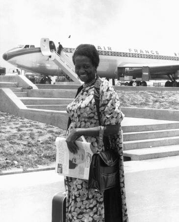 Brasil, Campinas, SP, 13/12/1961. Retrato da escritora Carolina Maria de Jesus no Aeroporto de Viracopos, em Campinas (SP) em viagem, em um voo pela Air France, até o Uruguai para acompanhar o lançamento de seu livro "Quarto de Despejo". Pasta: 39.771. Foto: Estadão Conteúdo - Crédito: Estadão Conteúdo/ESTADÃO CONTEÚDO/AE/Código imagem:218300
